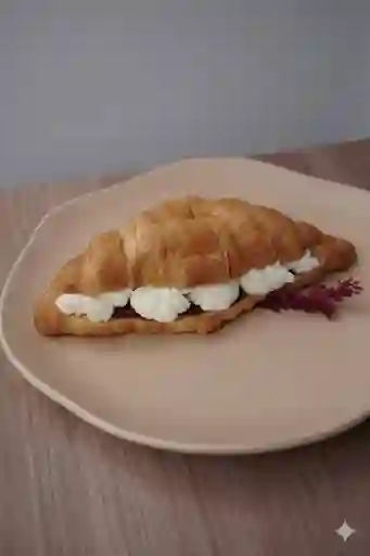 Croissant de Queso y Frutos Rojos