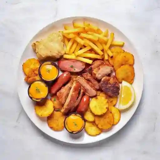 Picada Mixta Y Canasticas De Patacon Con Hogado