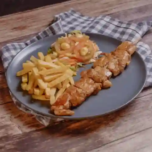 Chuzo de Pollo, Papas Fritas y Bebida