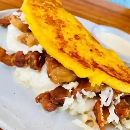 Cachapa con Medio Queso y Chicharron