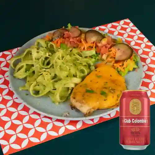 Combo Pechuga Plancha Fetuchini Pesto + Club Cola Roja 330ml Lata