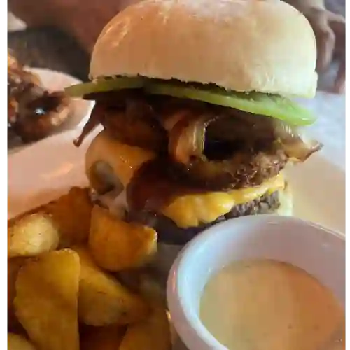 Hamburguesa con Aros de Cebolla + Papas