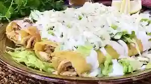 Flautas de Pollo y Guarnicipin de Arroz