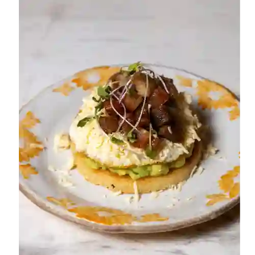 Arepa de la Casa con Chicharrón