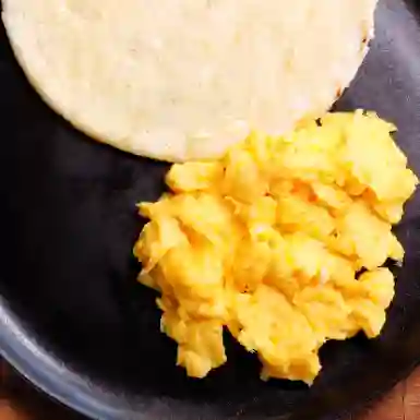 Arepa con Huevos Revueltos