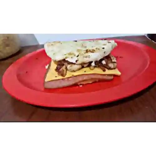 Arepa con Jamón, Queso y Carne