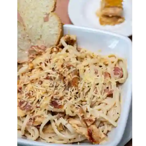 Pasta Carbonara con Pollo y Tocineta