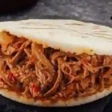 Arepa con Carne Desmechada