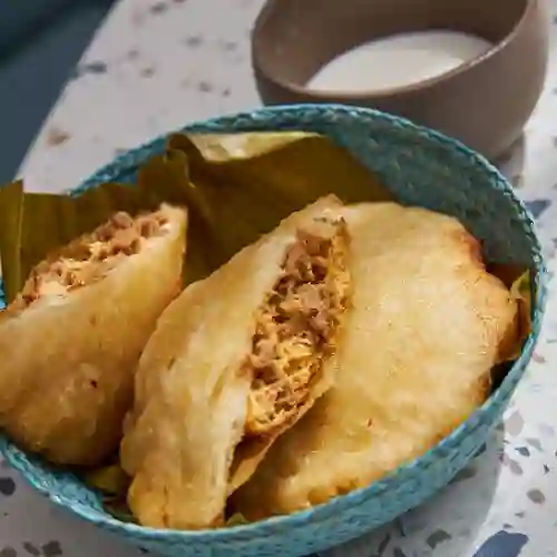 Arepa de Huevo con Carne Desmechada