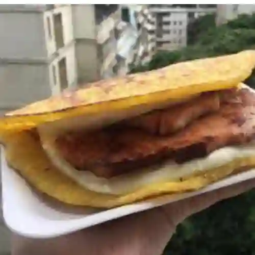 Cachapa Medio Queso y Chuleta Ahumada