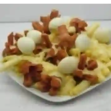 Salchipapa Especial con 1 Cerveza Poker