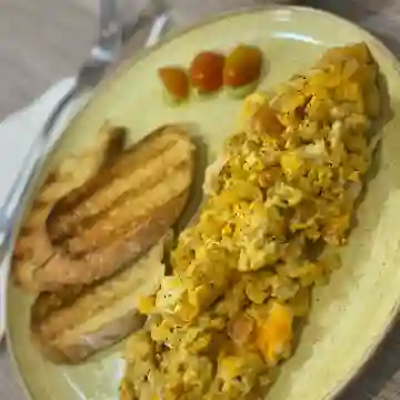 Huevos Revueltos con Tomate y Cebolla