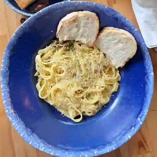 Pastas en Prosciutto E Piselli