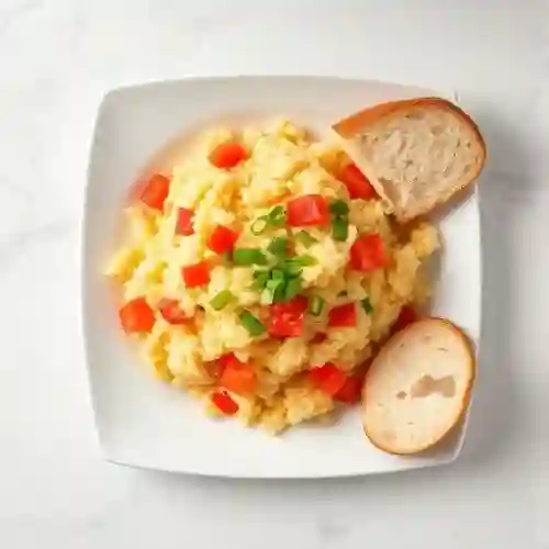 Huevos Revueltos con Cebolla y Tomate