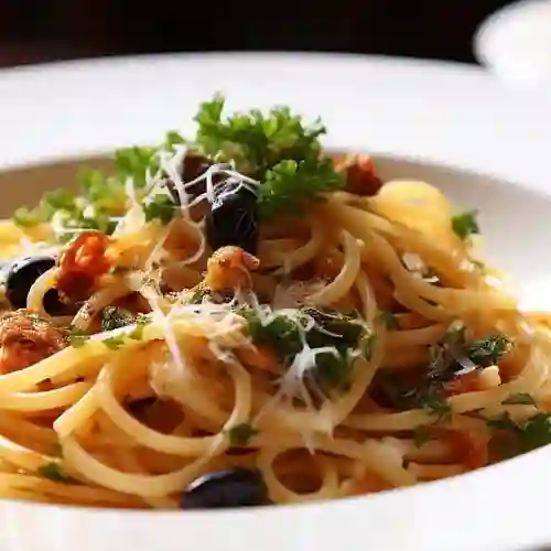 Pasta en plato con verduras (vege)
