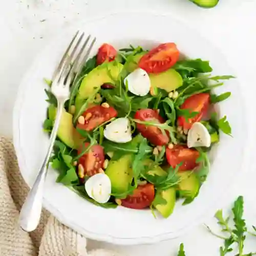 Ensalada de Tomate y Aguacate con Rúcula