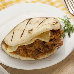 Arepa Rellena Carne y Queso