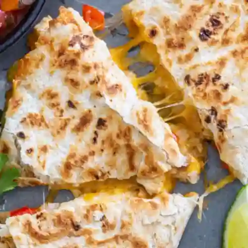 Quesadilla loaded carne y pollo
