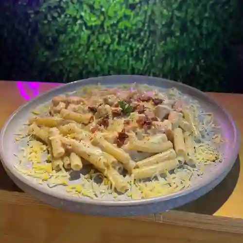 Pasta Carbonara con Pollo y Tocineta