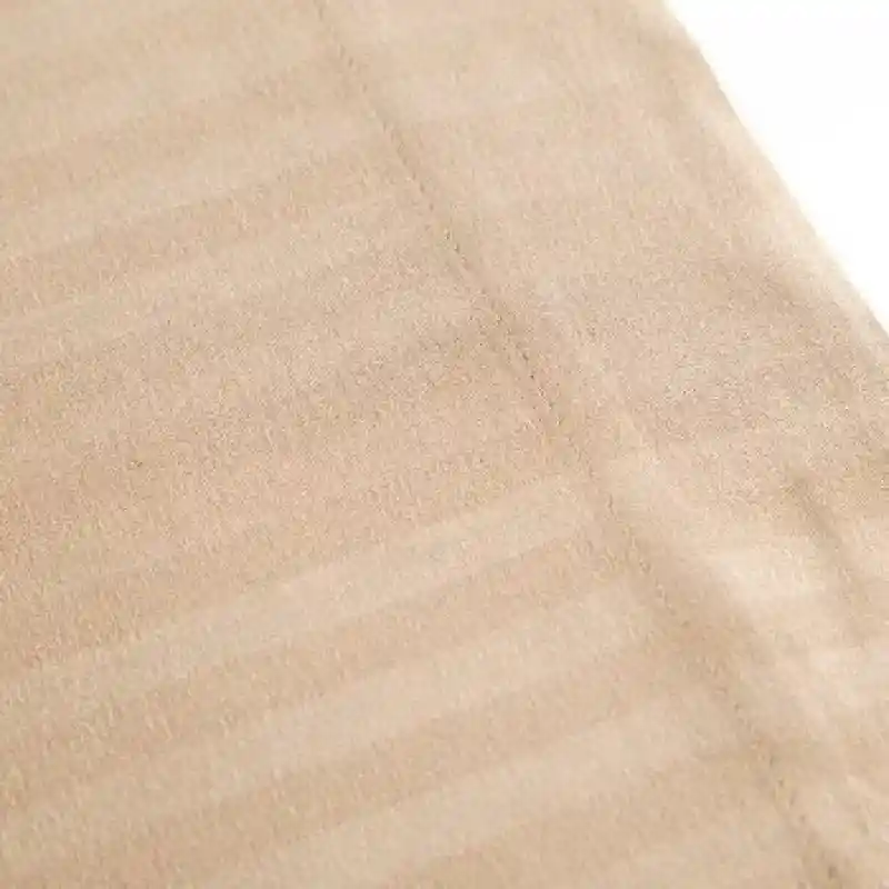 Sábanas Stripes Para Cama Sencilla. 100% Poliéster. Incluye: Funda 50 x 75  cm. 1 Und + Sábana Ajustable 100 x 190+25  cm. 1 Und + Sábana Plana 150 x 240  cm. 1 Und. Color: Taupe. Marca: Expressions. Sku 207168