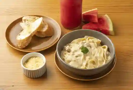 Fetuccine Alfredo con Pollo