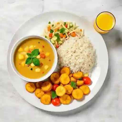 Arroz, Maduro Ensalada Y Jugo Del Dia