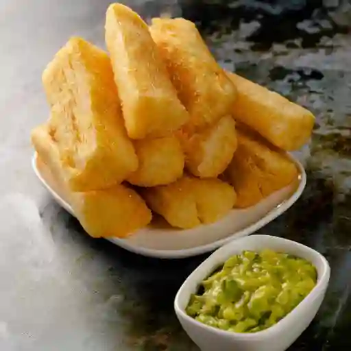 Yucas con Guacamole