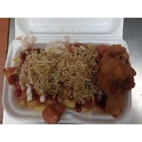 Salchipapas con Porción de Pollo la Broaster