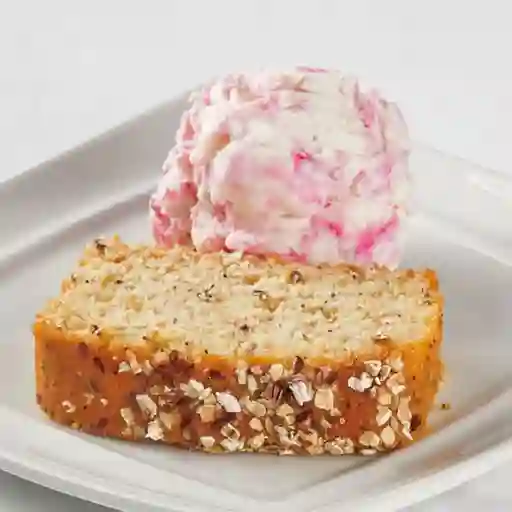 Porción torta vainilla con helado