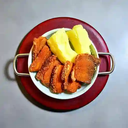 Chicharrones con Yuca Cocida