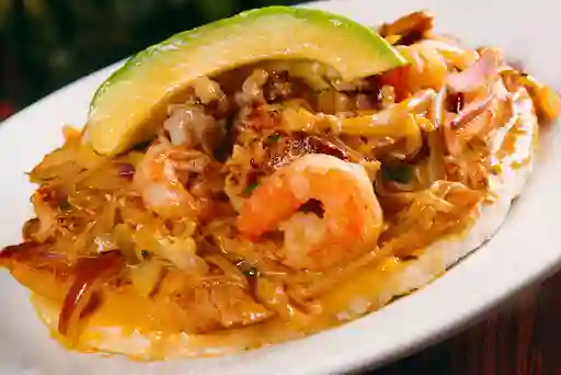 Arepa Mar y Tierra Perú