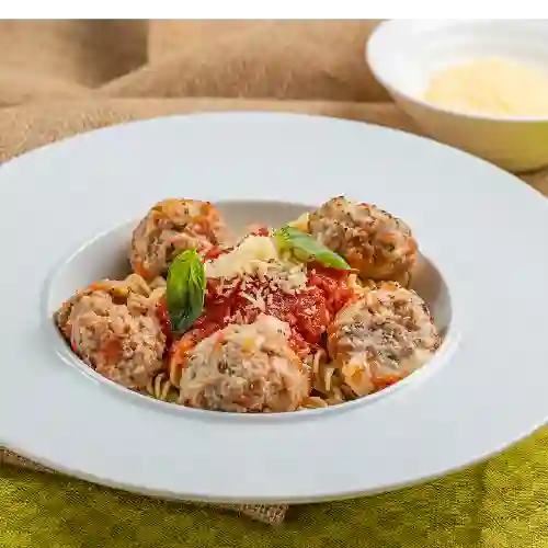 Pasta en Salsa de Albóndigas de Ternera