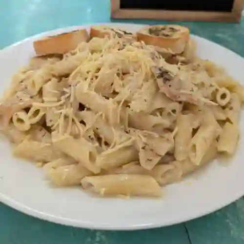 Pasta Alfredo+pan+bebida