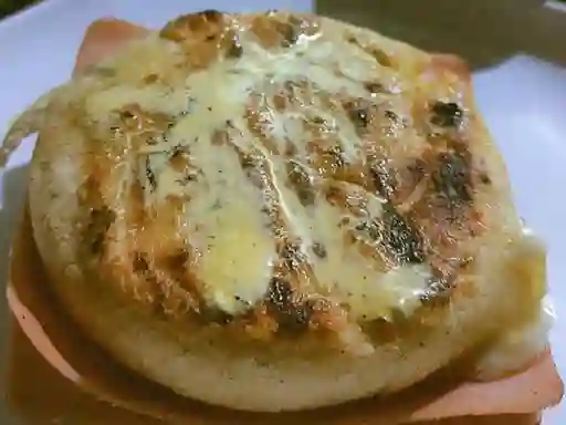 Arepa con Jamón y Queso