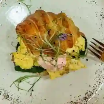 Croissant con Huevos