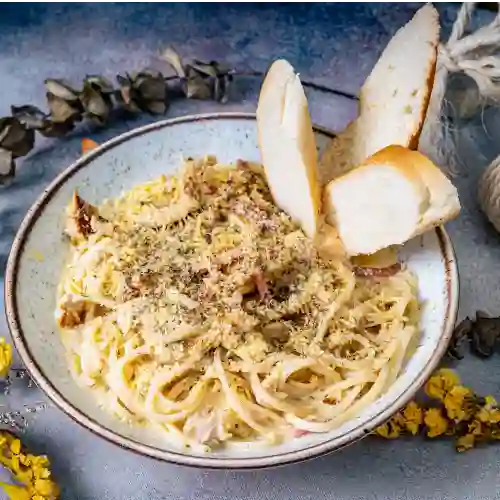 Pasta carbonara con pollo y tocineta