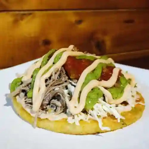 Arepa con Carne y Pollo