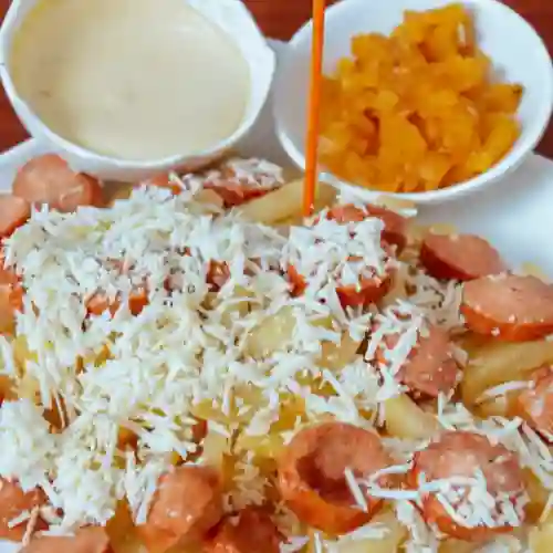 Salchipapa + bebida.