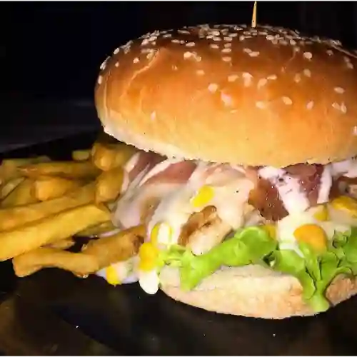 Hamburguesa de Pollo, papas más gaseosa gratis