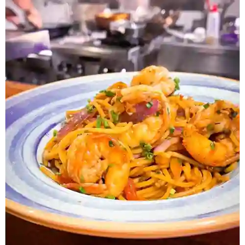 Pasta Nikkei de Pollo y Camarones