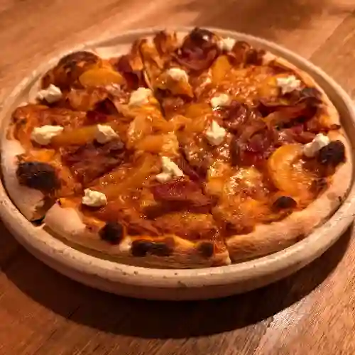Pizza Tocineta y Duraznos