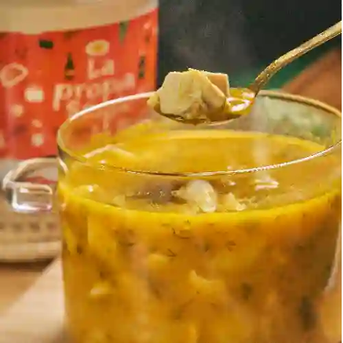 Sopa de Pollo Grande (3-4 Personas)