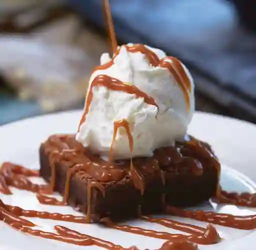 BROWNIE CON HELADO