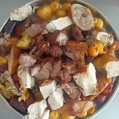 Picada con Gallina y Lomo O Costilla