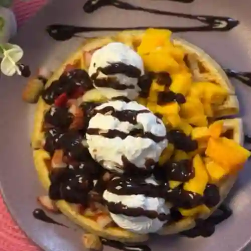 Wafle con Fruta y Helado