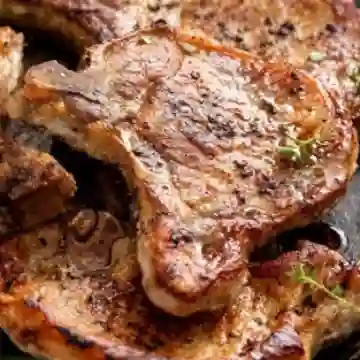 Chuletas de Cerdo a la Plancha y Contramuslo de Pollo Frito