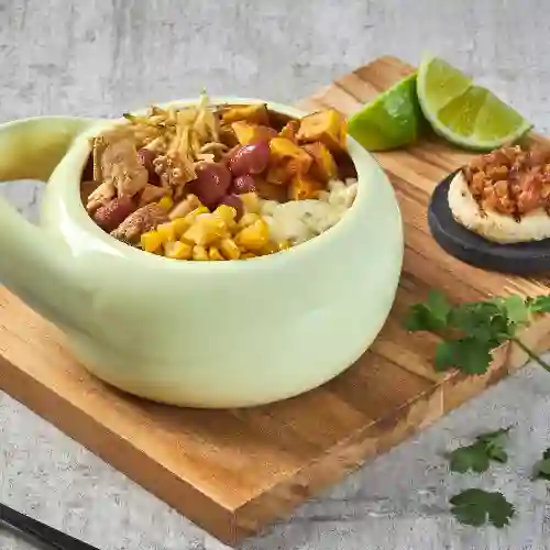 Cazuela de Frijoles con Chicharrón