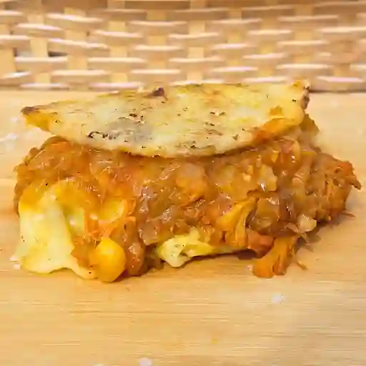 Arepa con Carne y Salsa Criolla