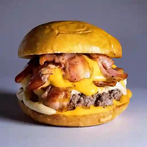 Bacon burger con papas y coke.