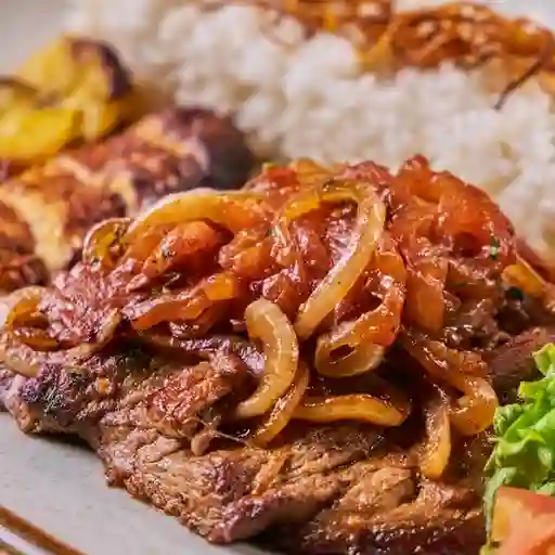 Bistec encebollado